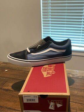 Vans Men’s Old Skool Low Top Sneaker